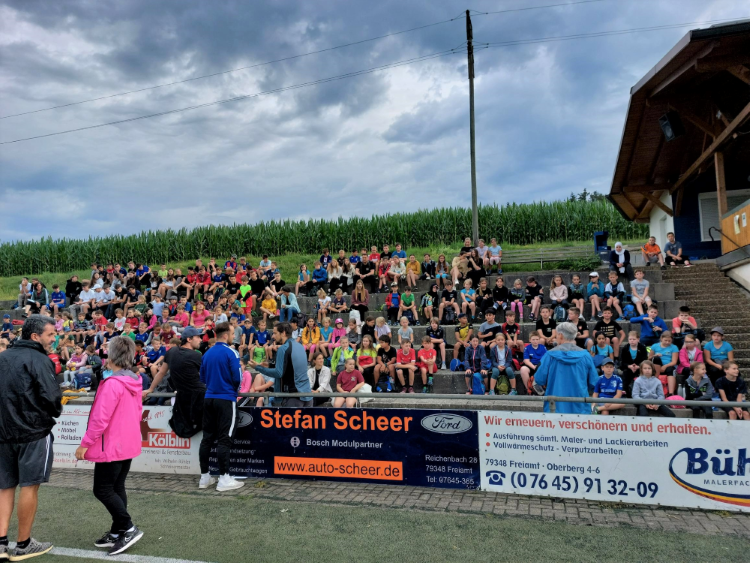 Die Schüler sitzen auf der Tribüne