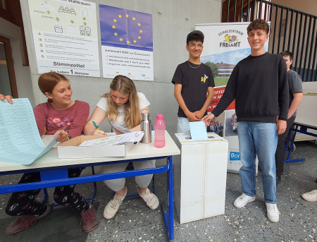 Die Schüler an der Wahlurne