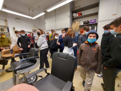 Die Klasse ist bei den Maskenbildner