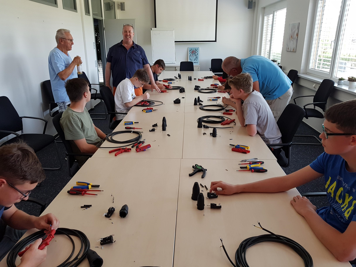 Klasse 8in der Firma