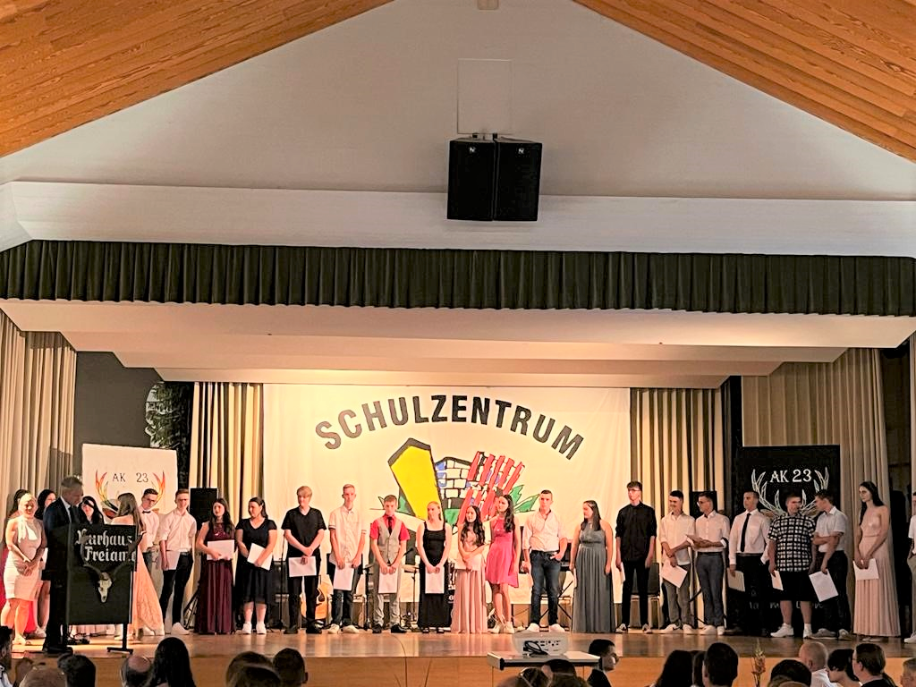 Die Abschlussklasse auf der Bühne