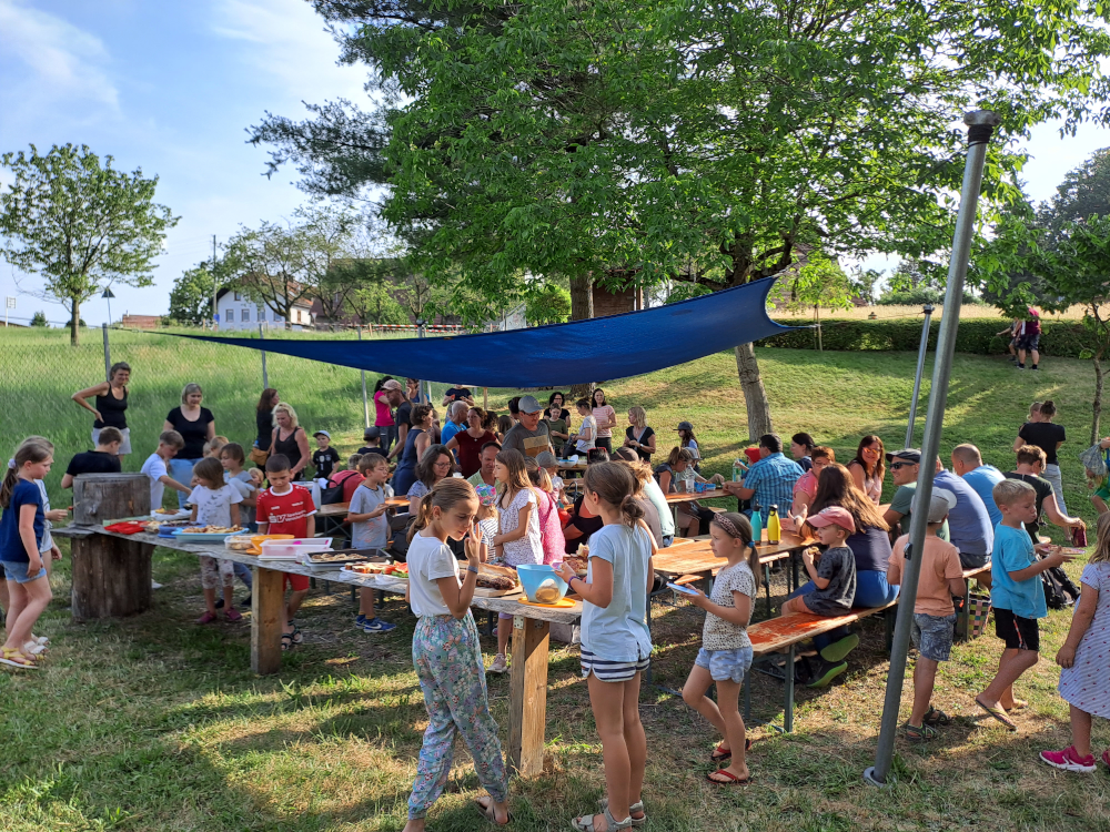 Die Klassen 3a und 3b frühstücken