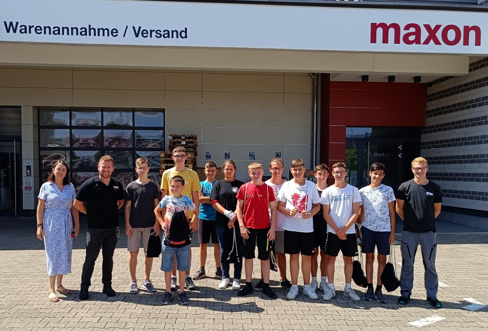 Die Schüler stehen vor der Firma
