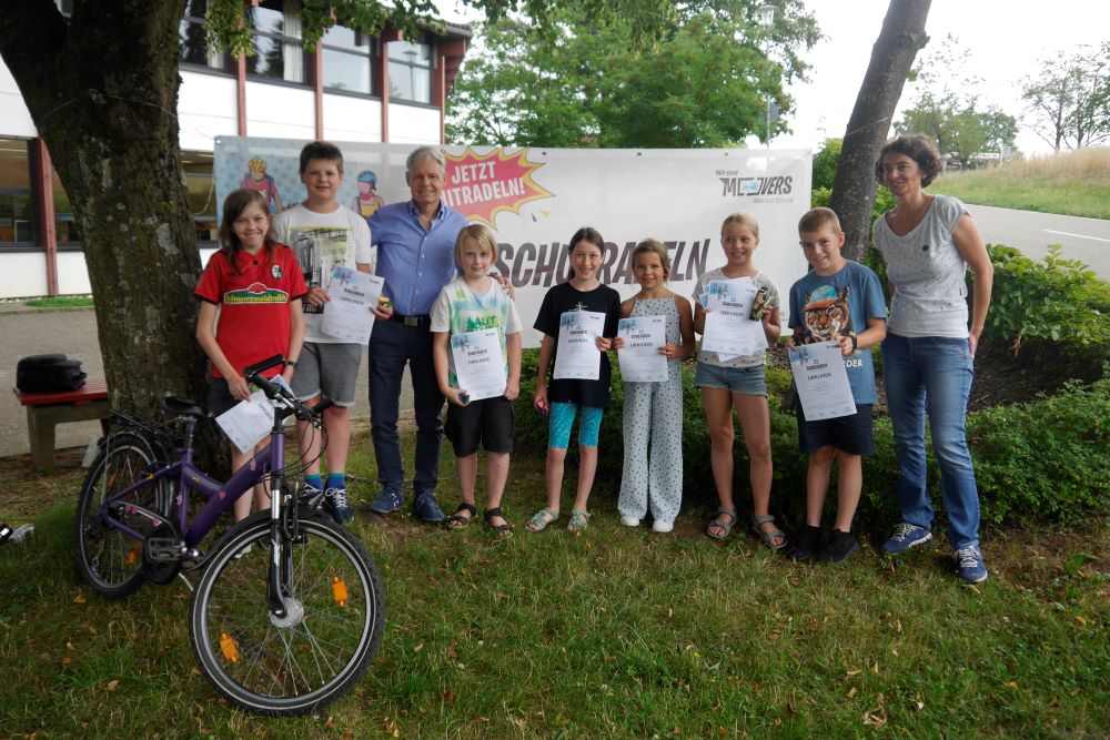 Die Schüler , die mitgradelt sind, erhalten eine Urkunde