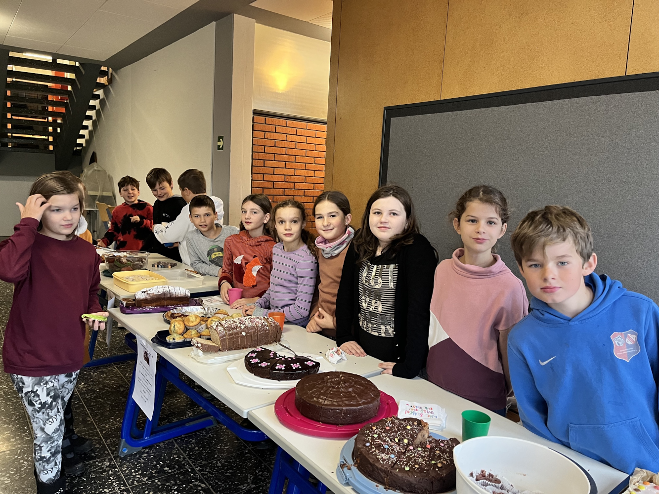 Klasse vor der Kuchentheke