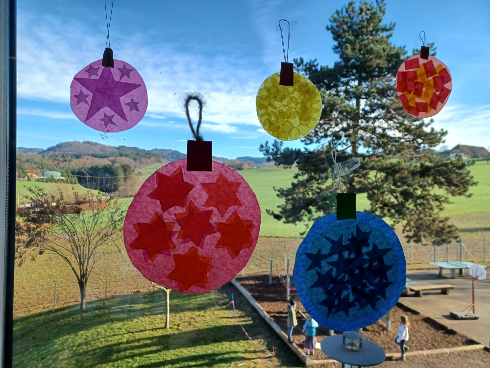Bild mit Weihnachtskugeln am Fenster