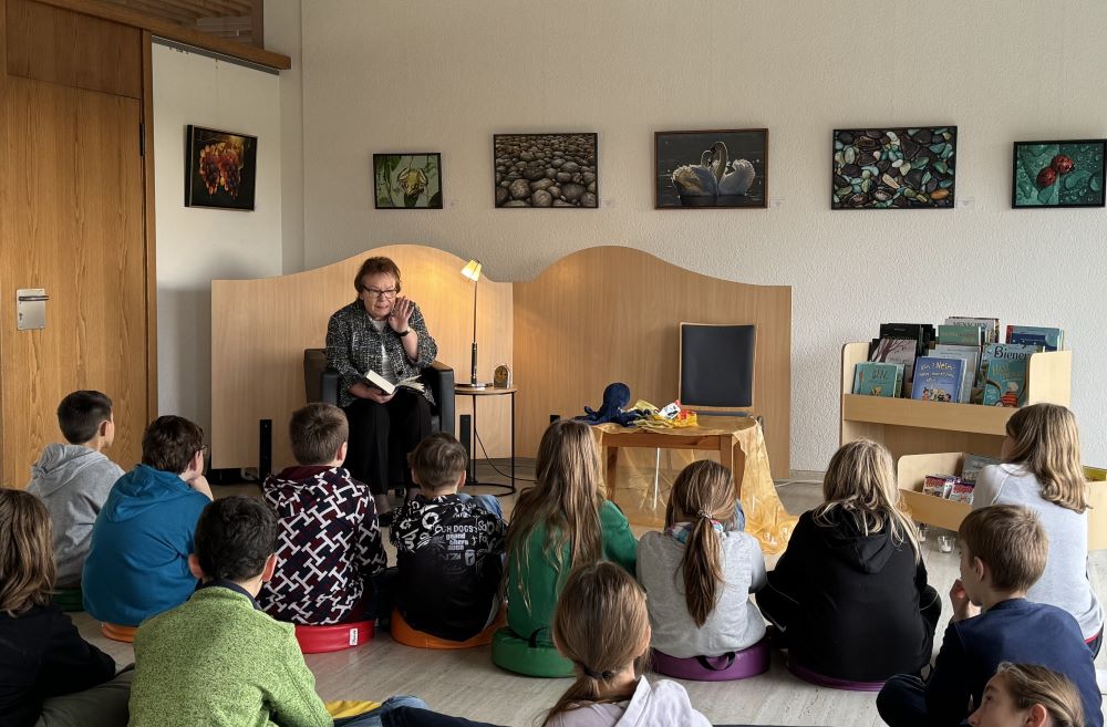 Bürgermeisterin Frau Reinbold-Mench liest vor.