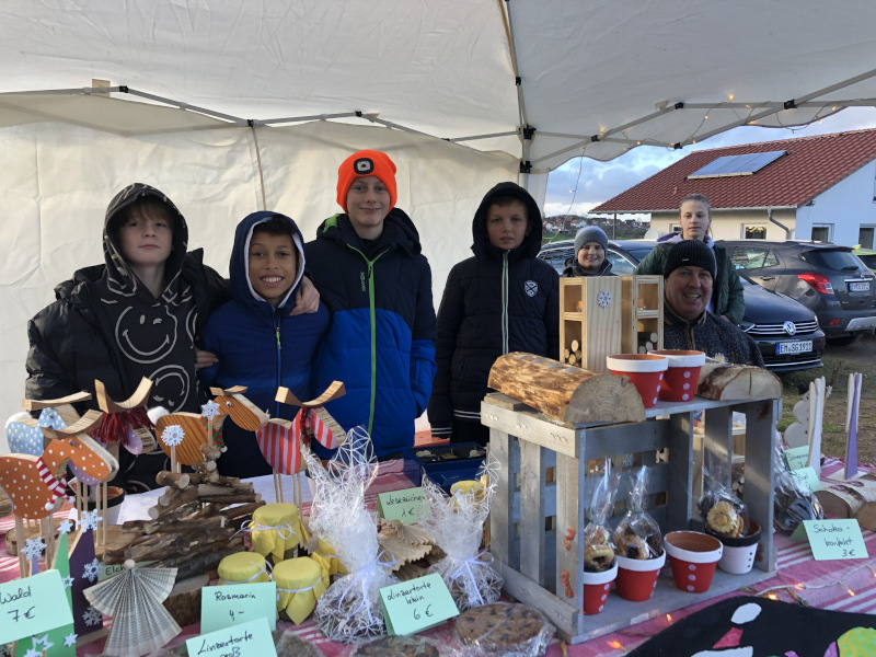 Die Kinder verkaufen am Stand