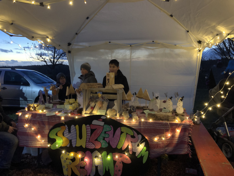 Die Kinder verkaufen am Stand