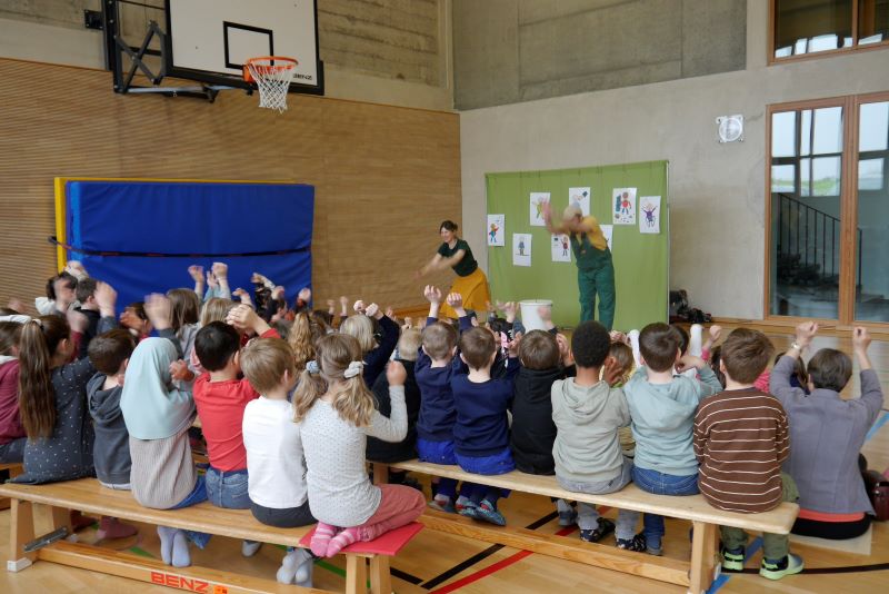 Die Schüler:innen schauen zu.