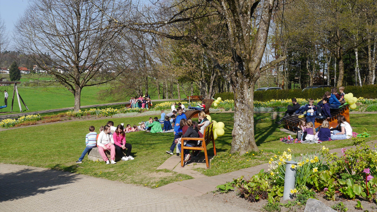 Schulgarten mit Schüler*innen