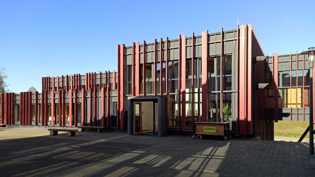 Schulhof mit Neubau